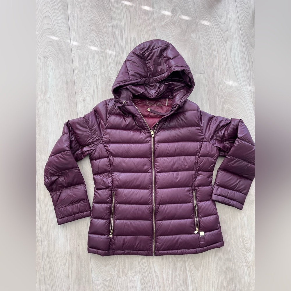 Calvin Klein packable light light down  jacket with a hood burgundy